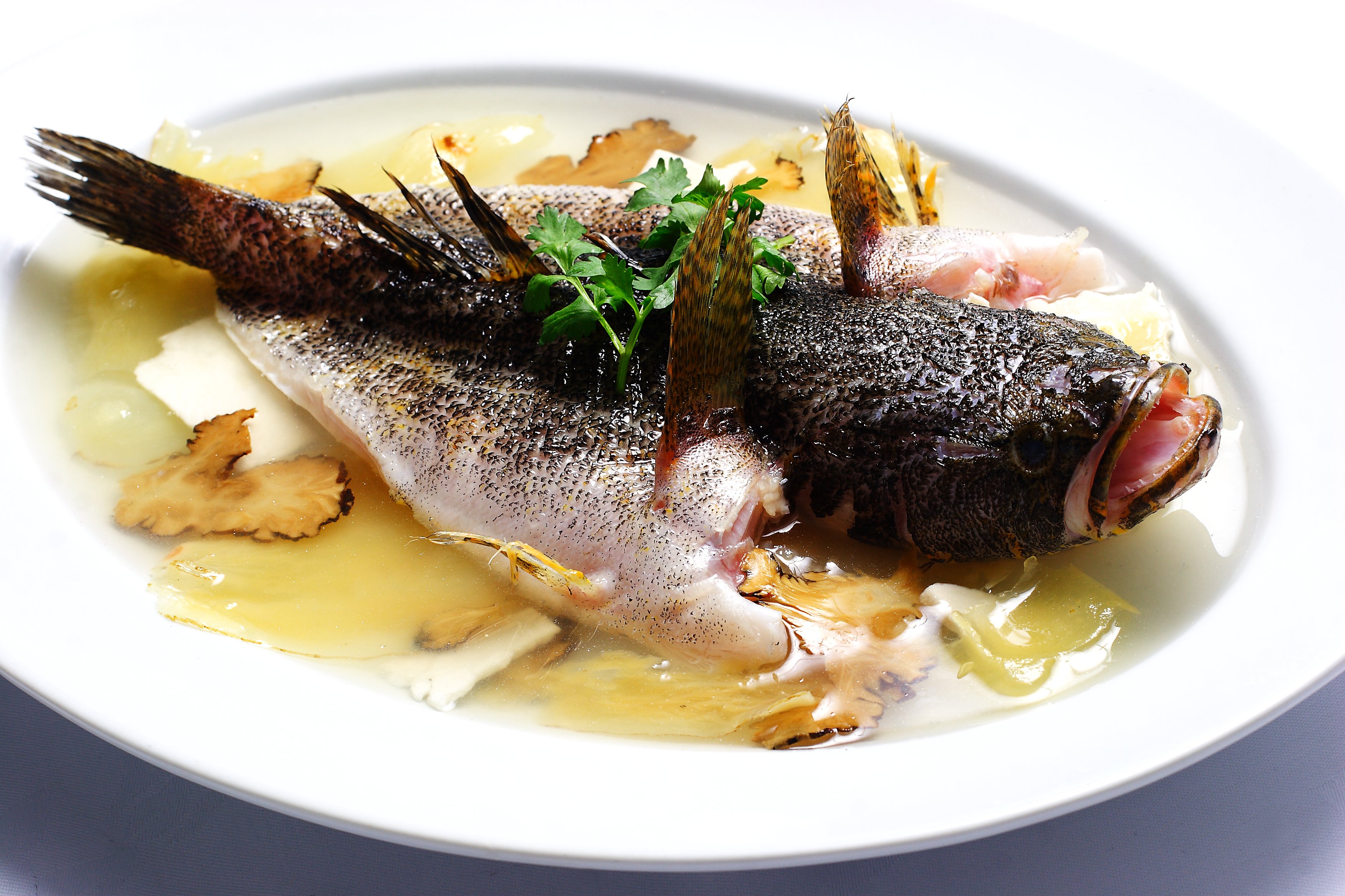 031 天麻蒸鱼（STEAMED LIVE FISH W/ 'TIAN MA'）